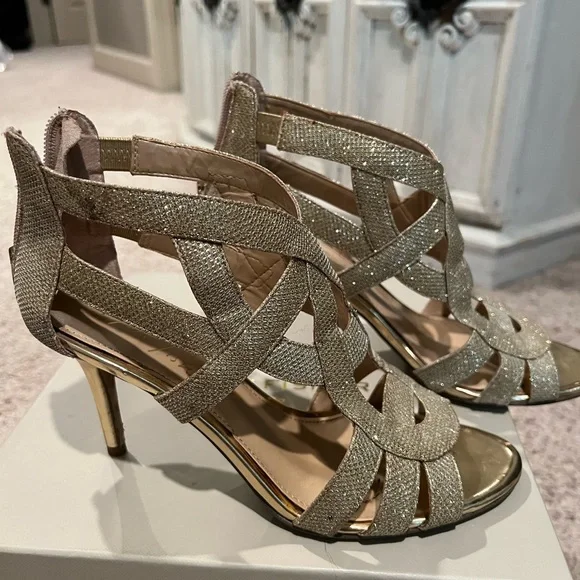 Gold sparkly detailed heels - Picture 3 of 6